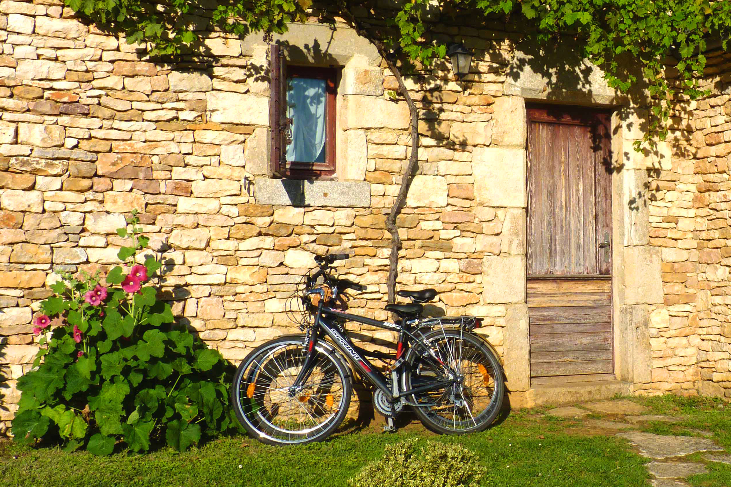 Fahrräder vor dem romantischen Anwesen zur Vermietung in Sarlat, Südfrankreich